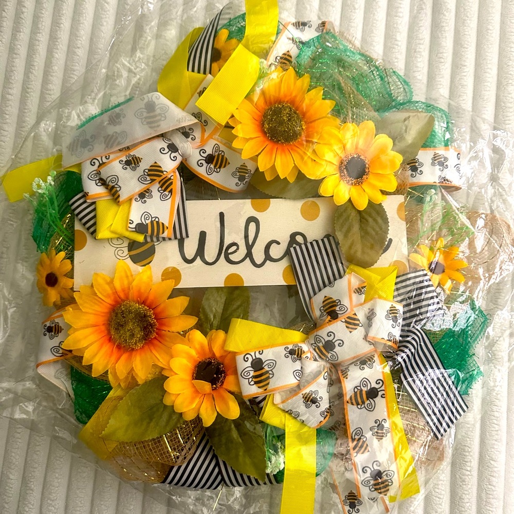 Sunflower & Bee Summer Wreath 🌻🐝 Super Cute! Never been opened.